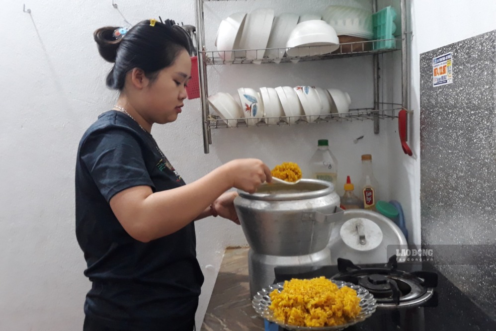 Sophora japonica flowers create a yellow color and a honey-like aroma of Son La sticky rice. Photo: Truong Son