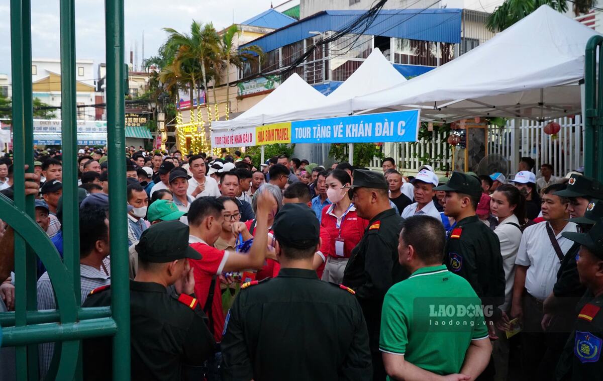 People flock to Do Son center from early morning to watch the traditional buffalo fighting festival. Photo: Van Toan