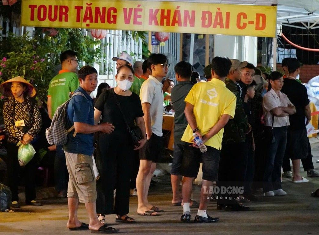 Sáng 19.9, tại sân vận động trung tâm phường Đồ Sơn sẽ diễn ra Vòng chung kết Lễ hội chọi trâu truyền thống Đồ Sơn - VTV 2026. Ngay từ sáng sớm, nhiều người đã có mặt tại khu vực diễn ra vòng chung kết, sẵn sàng tham dự lễ hội. Ảnh: Văn Toàn