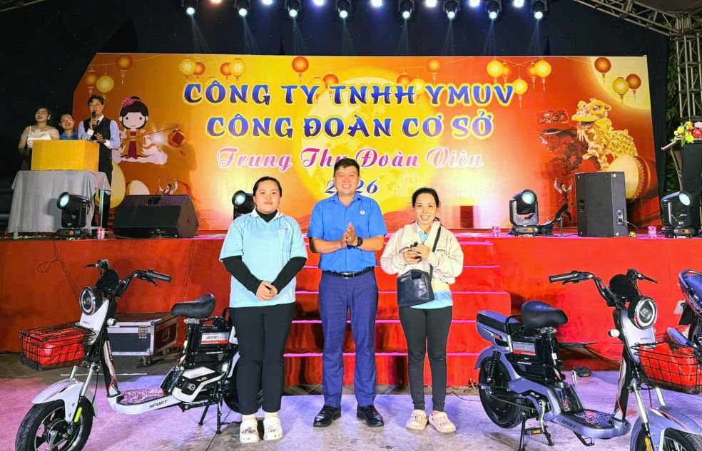 Ông Nguyễn Thanh Nhàn trao tặng xe đạp điện Vinfast cho đoàn viên may mắn. Ảnh: Thanh Nhàn (Ảnh chụp tối 18.9.2026)
