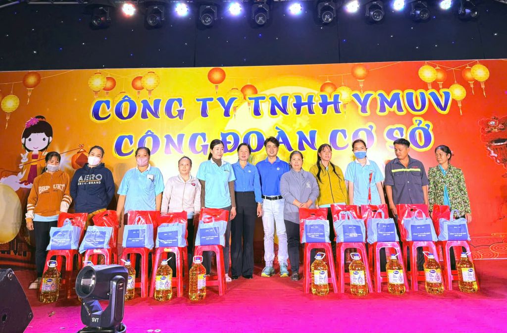 At the "Mid-Autumn Festival Union Members" program on the evening of September 18, Ms. Huynh Thi Tuyet Vui, Chairwoman of the Provincial Labor Federation (6th from the left) presented gifts to union members and workers in difficult circumstances. Photo: Thanh Nhan