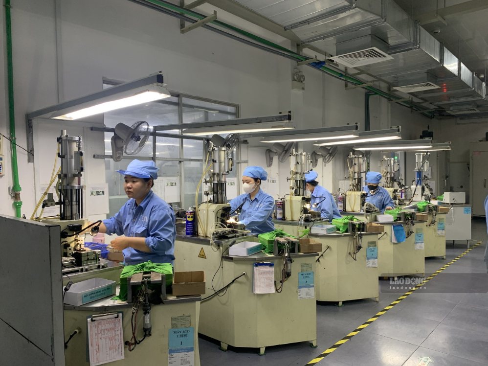 Functional agencies of Dak Lak province have implemented many solutions to support workers if there is a situation where businesses owe salaries or are late in paying social insurance. Photo: Bao Trung