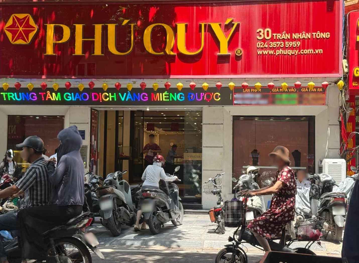 Le 19 septembre, les activités d'achat et de vente d'or dans certains magasins de Hanoï se sont déroulées de manière assez pratique. Photo: Linh Đan
