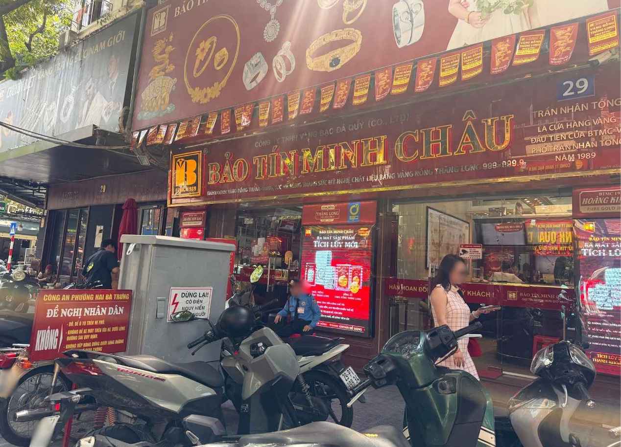 Khách hàng giao dịch tại một cửa hàng vàng ở Hà Nội ngày 19.9. Ảnh: Linh Đan