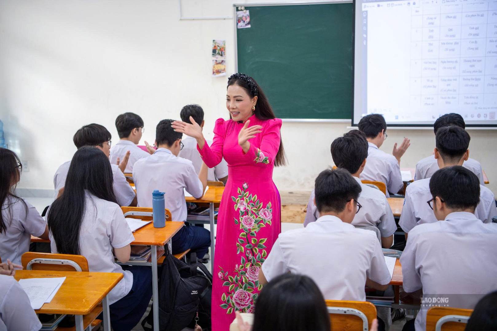 On September 18, students of Bui Thi Xuan High School were exposed to the subject of Don ca tai tu music. Photo: Thai Bao