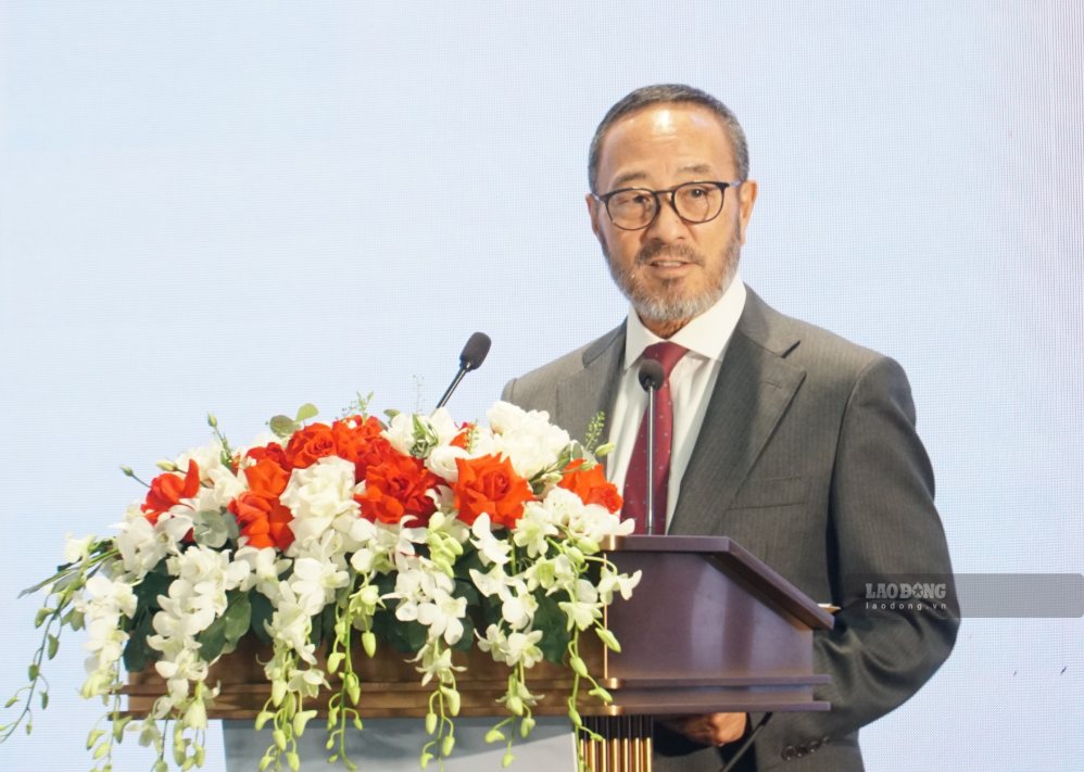Ông Kevin Bruce Iwanaga - Cố vấn cấp cao về chiến lược VIFC-DN phát biểu tại diễn đàn. Ảnh: Hoàng Bin