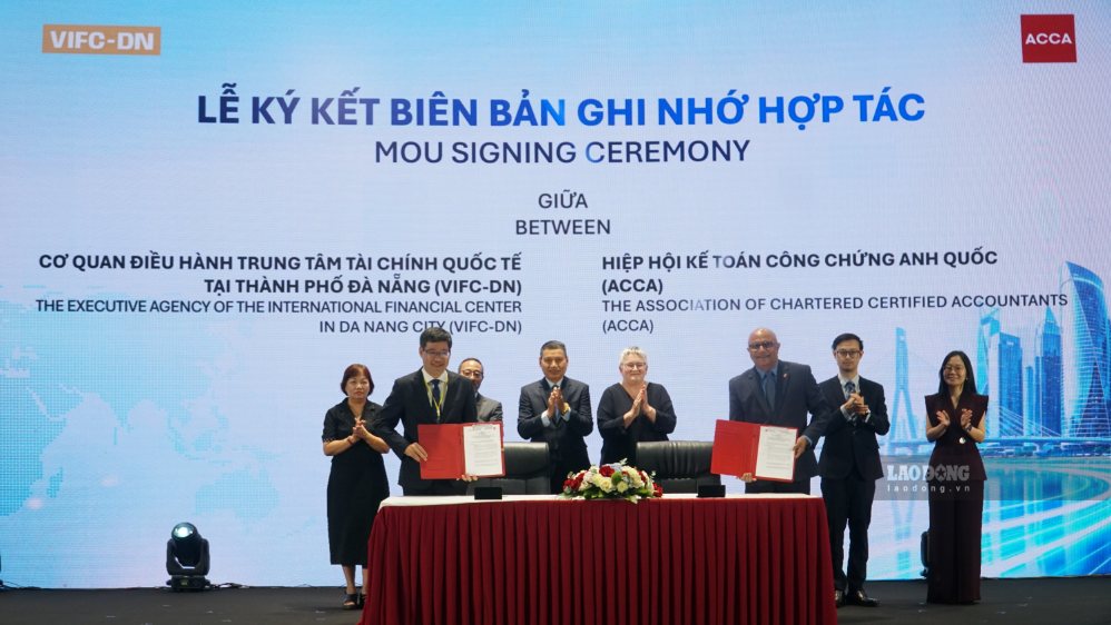 VIFC-DN and ACCA sign Memorandum of Understanding on cooperation with Da Nang International Financial Center. Photo: Hoang Bin