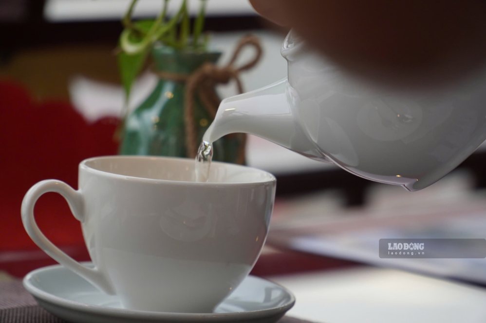 Herbal tea can be served with mooncakes to balance sweetness, fatness and reduce greasiness when enjoying. Photo: Ha May
