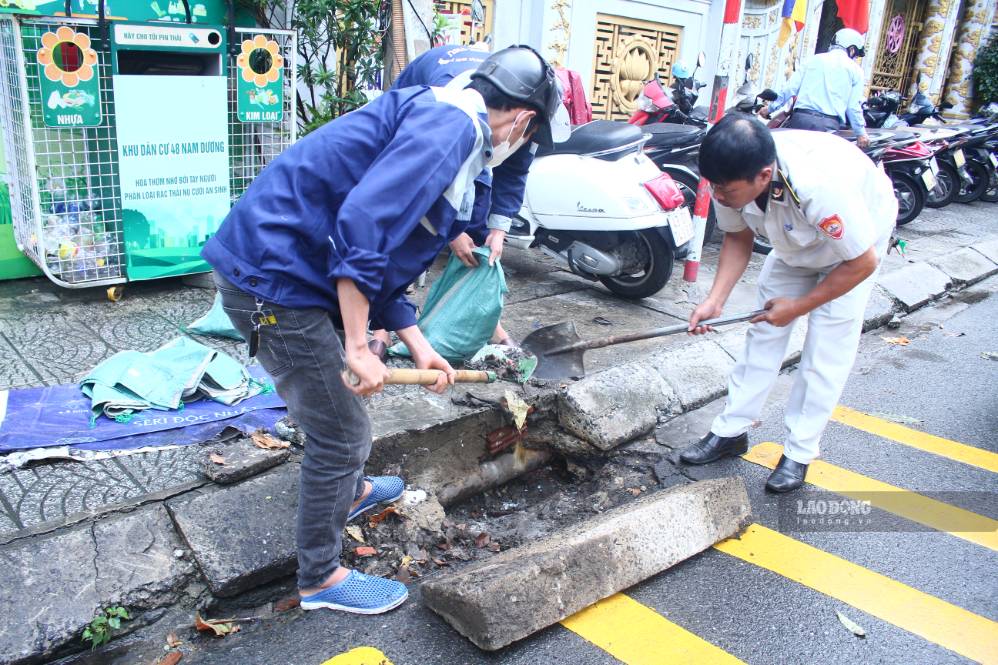 Hai Chau ward forces launched a general cleaning campaign, treating waste and clearing the flow in drainage areas. Photo: Thanh Huyen
