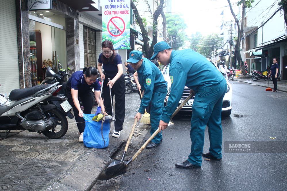 500 người ra quân khơi thông cửa thu nước, tổng dọn vệ sinh môi trường trên nhiều tuyến đường, chủ động phòng ngừa ngập úng trước mùa mưa. Ảnh: Thanh Huyền chụp ngày 19.9