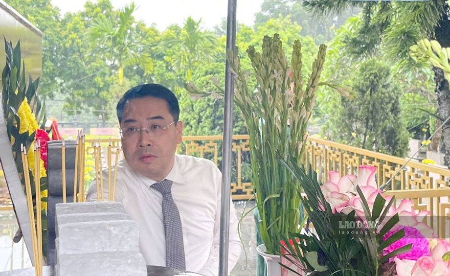 Chủ tịch UBND tỉnh Lào Cai Nguyễn Tuấn Anh dâng hương tưởng niệm các anh hùng liệt sĩ. Ảnh: Bảo Nguyên