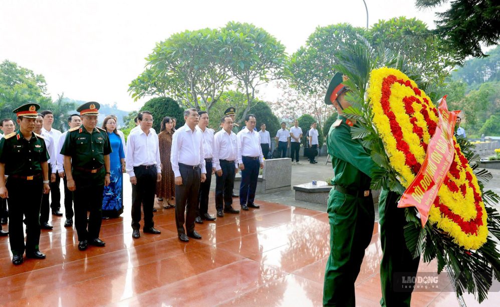 Prime Minister Le Minh Hung offers flowers in gratitude at Lao Cai Provincial Central Martyrs' Cemetery on July 14, 2026. Photo: Bao Nguyen