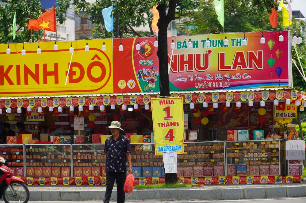 Ngày 19.9, các quầy bánh Trung thu tại TPHCM đồng loạt treo biển áp dụng mức mua 1 tặng 4. Ảnh: Hạ Mây