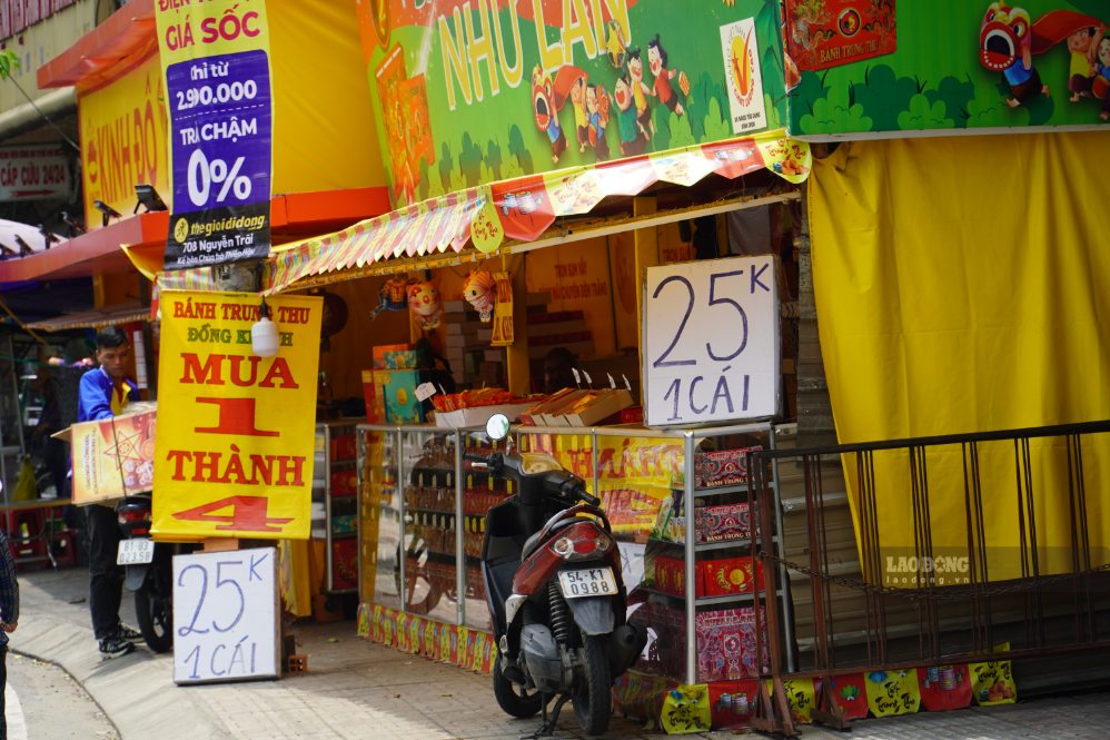 On September 19, mooncake stalls in Ho Chi Minh City increased promotions and sharp discounts before the full moon of August to stimulate shopping demand. Photo: Ha May