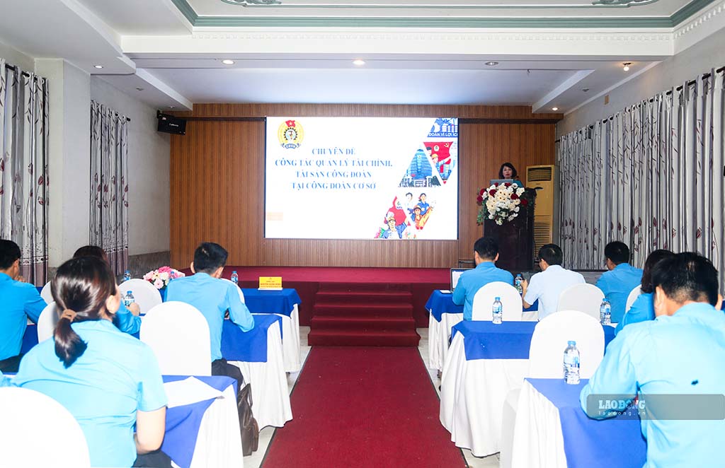 Các học viên tập huấn chuyên đề đầu tiên về công tác quản lý tài chính, tài sản công đoàn tại công đoàn cơ sở ngày 19.9. Ảnh: Huỳnh Du