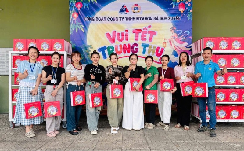 Business Trade Union in Da Nang presents 500 Mid-Autumn gifts to workers. Photo: Duy Xuyen Trade Union