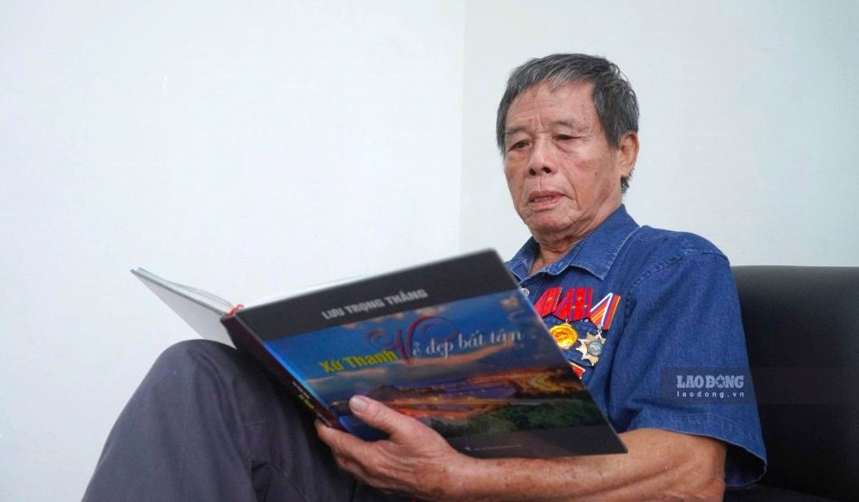After retirement, photographer Vu Huyen has a pension of about 15 million VND/month, and still works, interacts and shares experiences with the younger generation. Photo: Minh Vu
