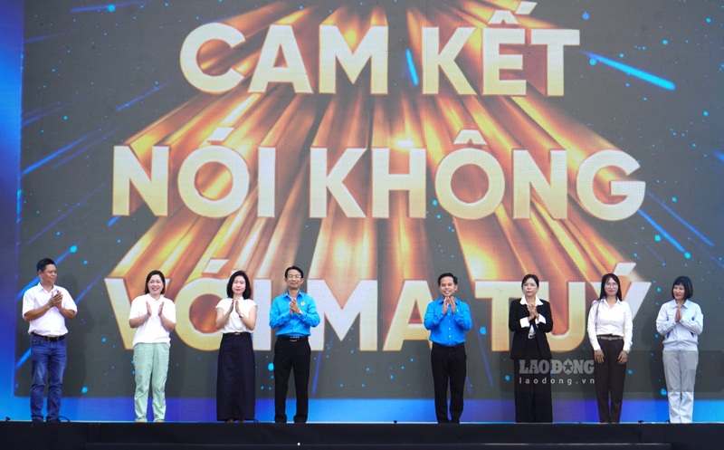 Hai Phong enterprise - trade union signs commitment to respond to the campaign "Vietnamese workers resolutely say no to drugs". Photo: Mai Dung