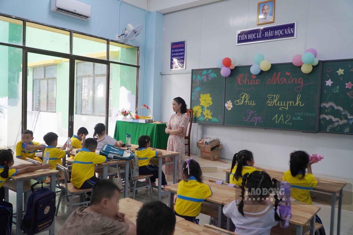 Students at a class in Ho Chi Minh City study in air-conditioned rooms. Photo: Chan Phuc