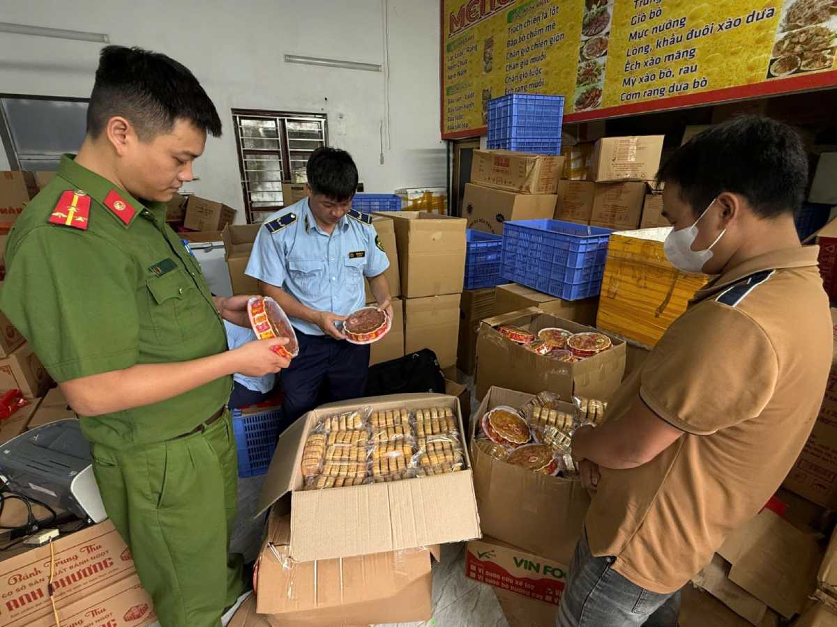 Functional forces inspect, detect, and handle establishments trading in mooncakes of unknown origin in Liem Tuyen ward, Ninh Binh province. Photo: Ninh Binh Provincial Police