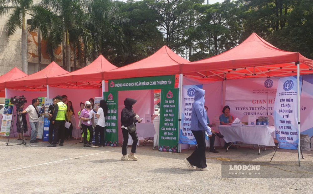 Workers looking for jobs at the mobile job transaction session in Thuong Tin - Hong Van - Thuong Phuc - Chuong Duong commune cluster on September 19. Photo: Quynh Chi