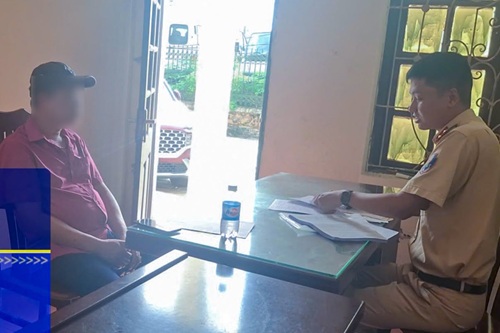 Hanoi fines bus drivers for overtaking in violation of regulations. Photo: Traffic Police Department