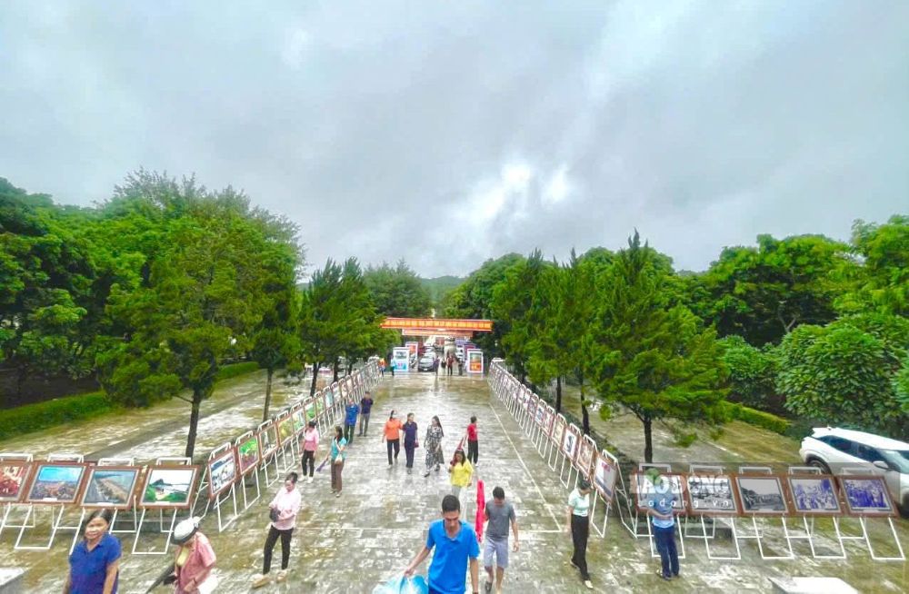 Triển lãm tranh tại Khu di tích Chiến khu Ngọc Trạo. Ảnh: Minh Hoàng (chụp ngày 17.9.2026)