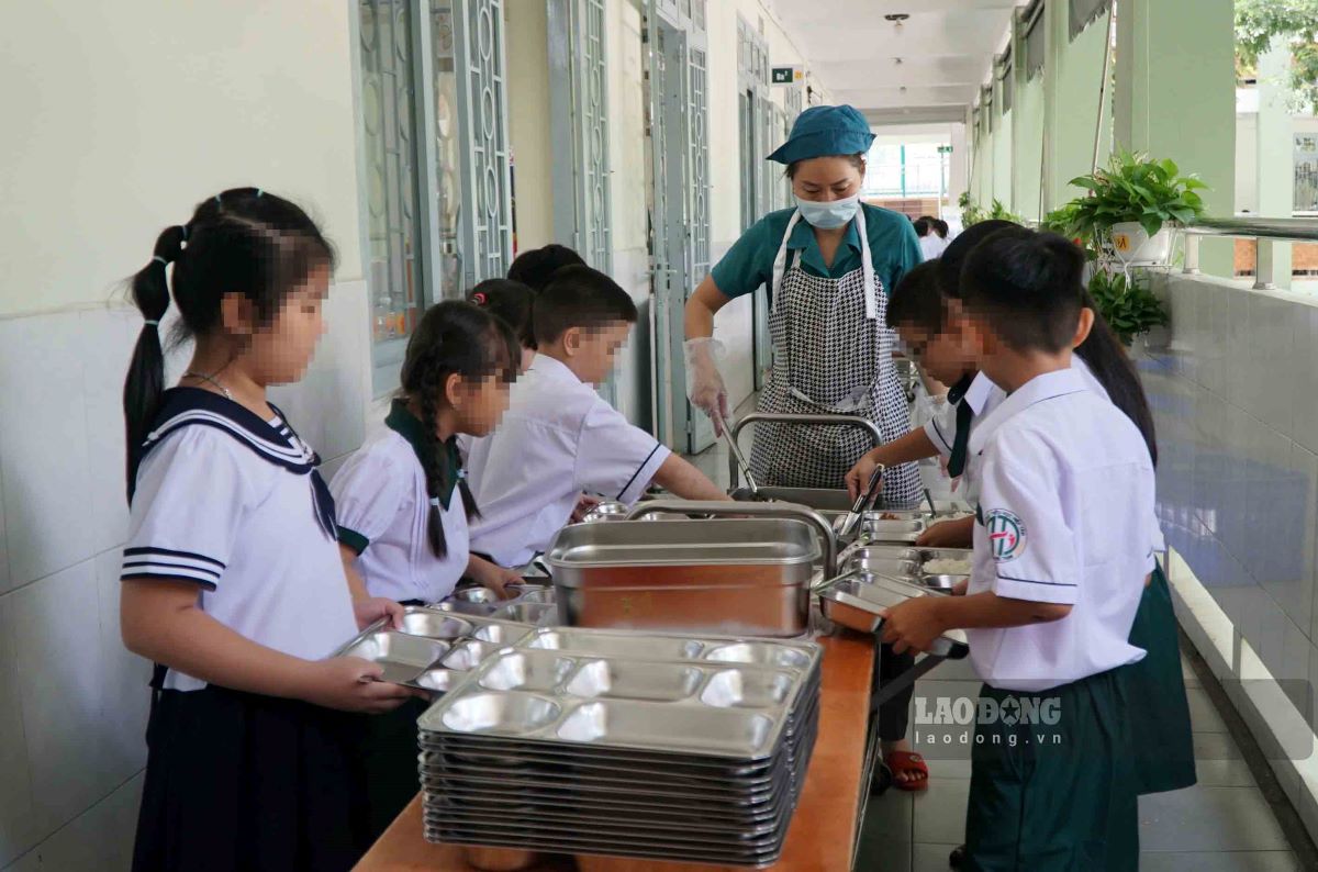 9月7日に学校で昼食をとるホーチミン市の学生。写真:チャン・フック