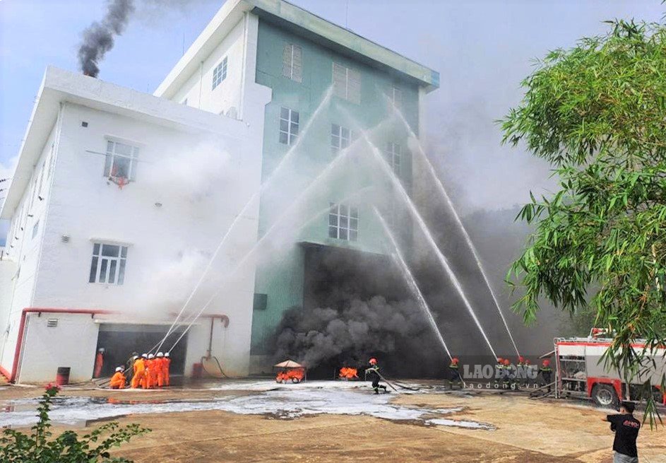 Forces and vehicles participating in fire fighting, rescue and relief drills at Da Nhim Hydropower Plant. Photo: Nguyen Tam