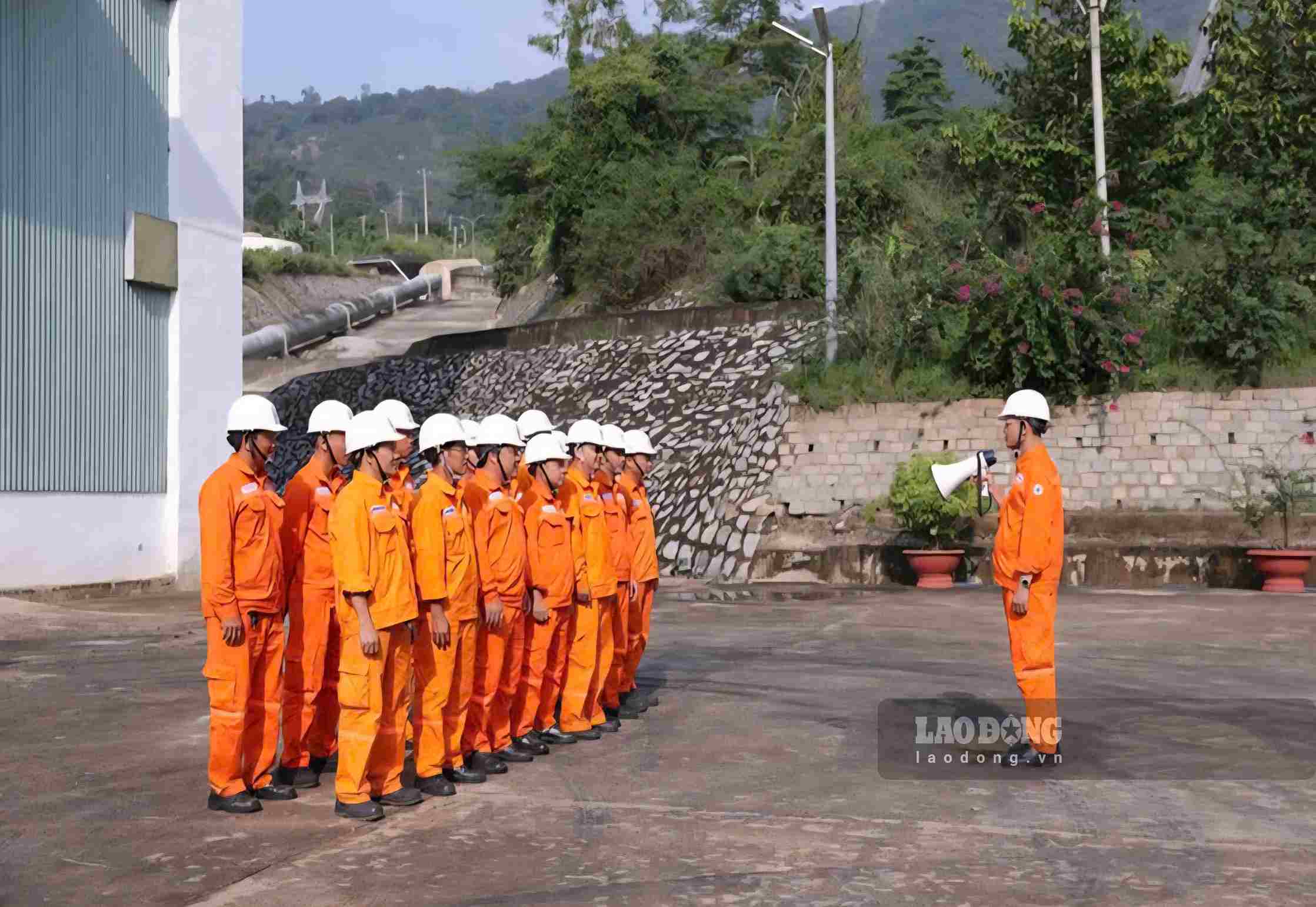 Các lực lượng, phương tiện tham gia thực tập phương án chữa cháy, cứu nạn, cứu hộ tại Nhà máy Thủy điện Đa Nhim. Ảnh: Nguyễn Tám