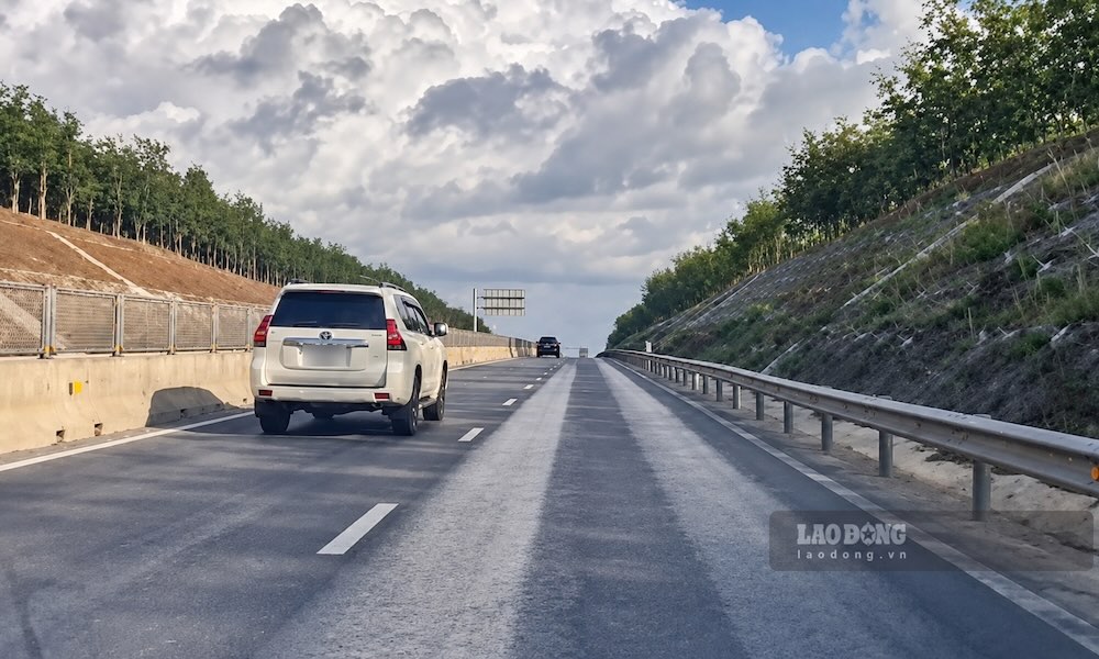 Recorded on September 19, many long-standing rutting points on the Van Ninh - Cam Lo expressway. Photo: Hung Tho
