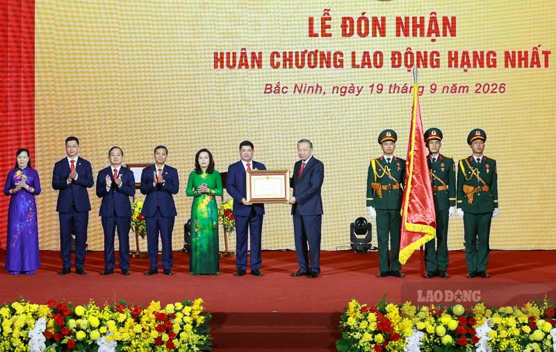 Tổng Bí thư, Chủ tịch nước Tô Lâm trao Huân chương Lao động hạng Nhất cho Đảng bộ, chính quyền và Nhân dân Bắc Ninh. Ảnh: Hải Nguyễn