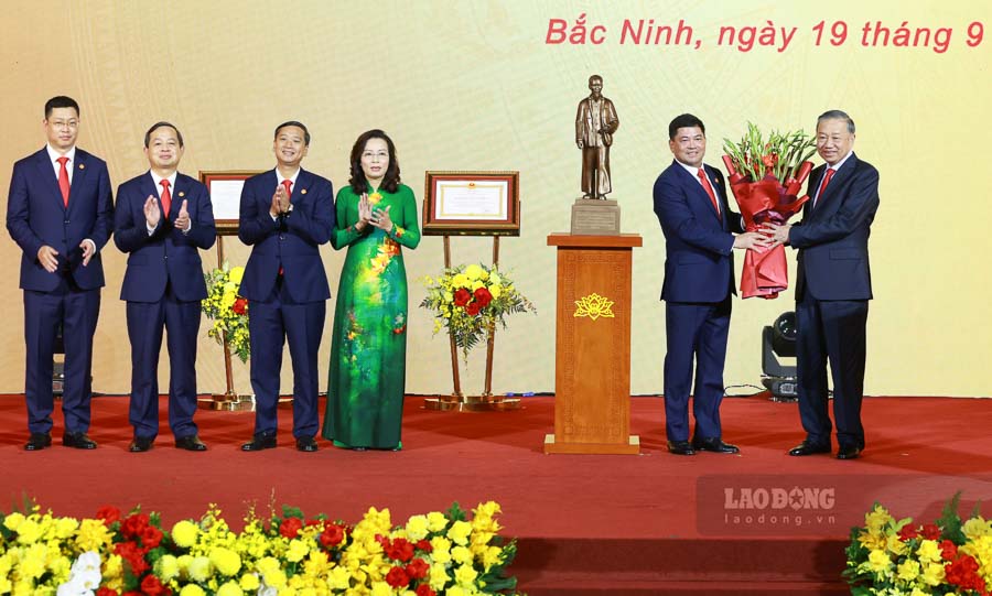General Secretary and President To Lam presents the National Assembly's Resolution on the establishment of Bac Ninh city to the Party Committee, government and people of Bac Ninh. Photo: Hai Nguyen