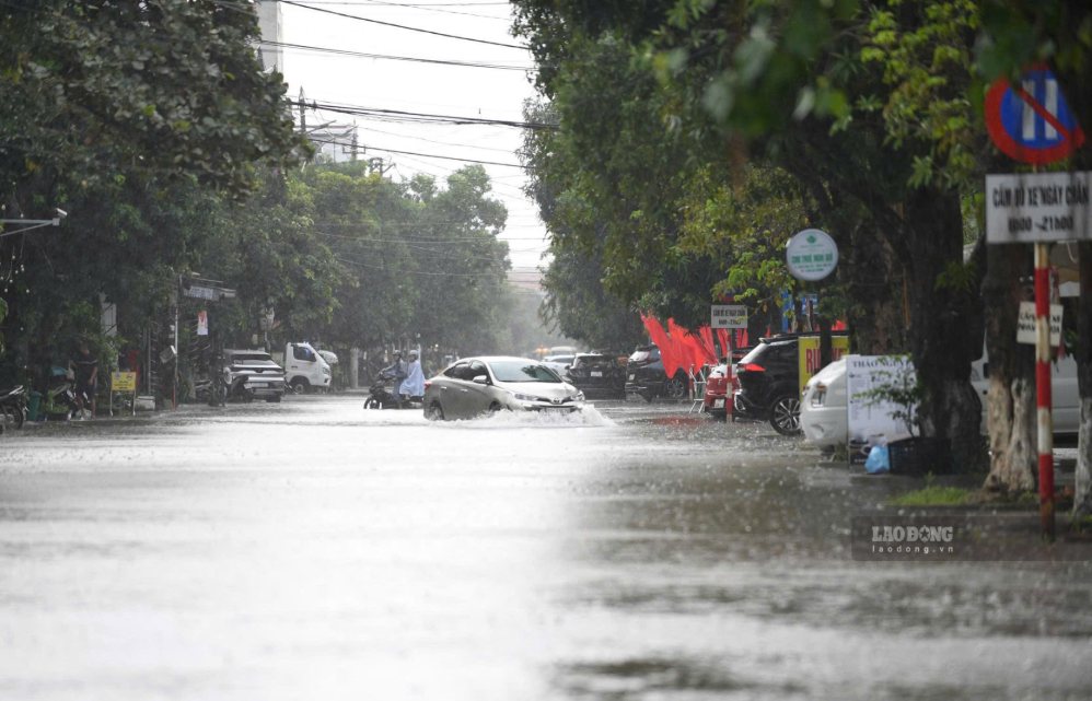 Muchas calles en el barrio de Dong Hoi se inundaron profundamente después de las fuertes lluvias del 19 de septiembre. Foto: Thanh Trung