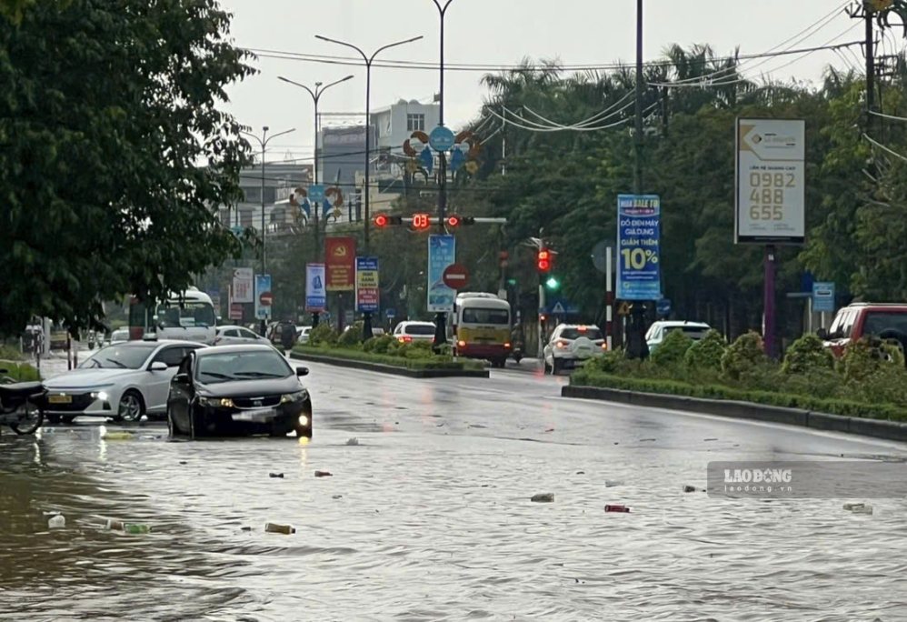 Nhiều phương tiện gặp sự cố khi đi vào tuyến đường bị ngập sâu trong ngày 19.9. Ảnh: Thanh Trung