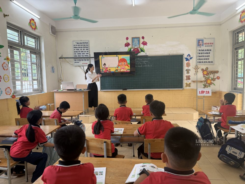 After arrangement, many management officials in Phu Tho returned to work as teachers. Photo: Viet Anh