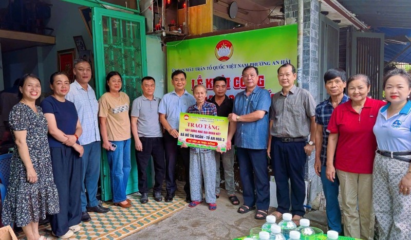 El Comité del Frente de la Patria de Vietnam del barrio de An Hai, Da Nang, entrega fondos para construir la Casa de la Gran Unidad para el hogar de la Sra. Ngan. Foto: Frente de la Patria de An Hai