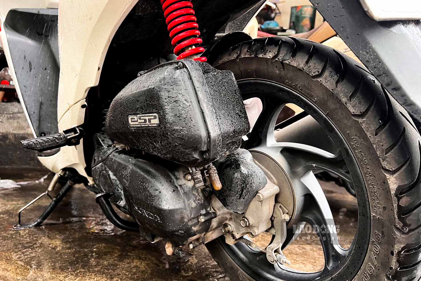 Two small tubes on a motorbike have functions related to drainage and sediment, so users should not arbitrarily remove or seal them. Photo taken on September 19th: Cat Tien