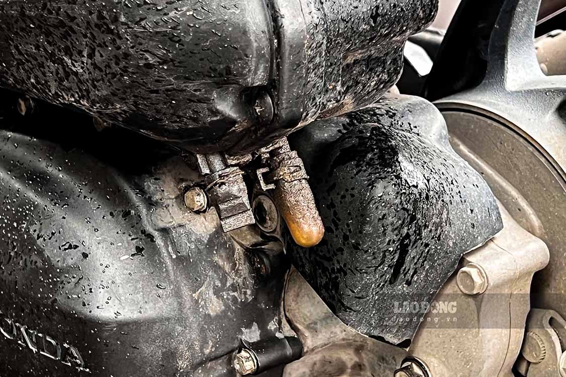 Ống xả cặn và thoát nước ở khu vực hộp lọc gió. Ảnh chụp 19.9: Cát Tiên