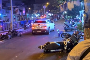 Escena del accidente de un coche que chocó contra varias motocicletas al pie del puente Chữ Y, Ciudad Ho Chi Minh. Foto: Proporcionada por los ciudadanos