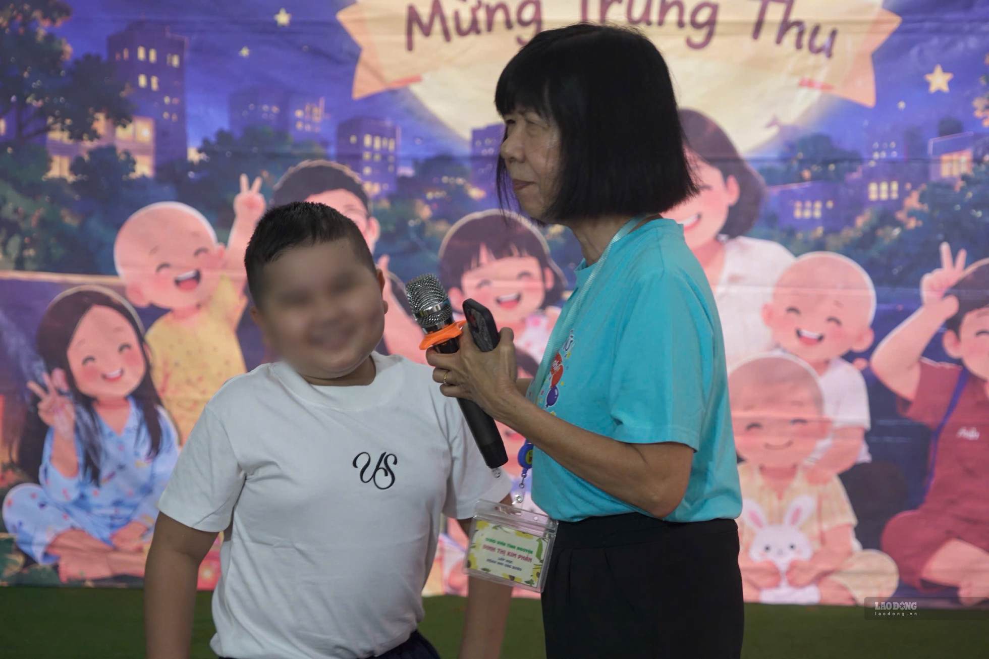 Những khoảnh khắc bình dị tạo nên không khí Trung thu đặc biệt tại xóm nhỏ. Ảnh: Thái Bảo