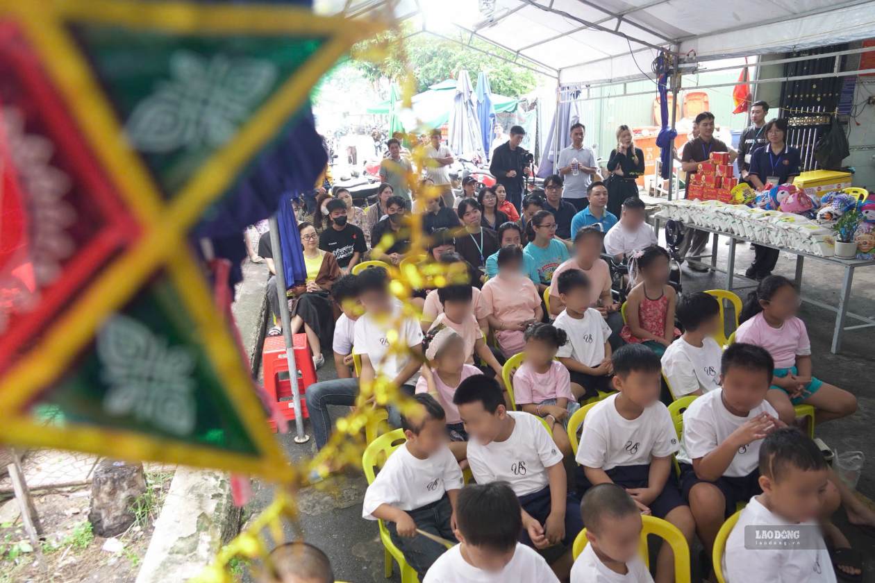 Không khí tại ngày hội Trung thu sớm trở nên rộn ràng với sự tham gia của các em nhỏ và phụ huynh. Ảnh: Thái Bảo