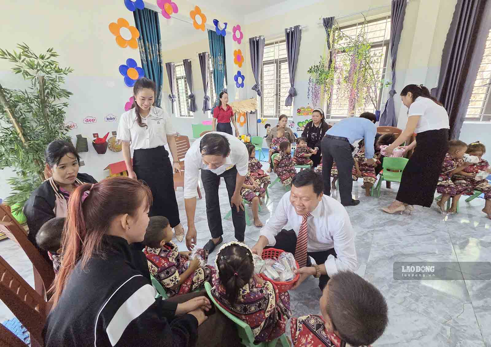 Lãnh đạo xã Phúc Trạch động viên trẻ trong ngày khai giảng năm học mới 2026 - 2027 ở Trường Mầm non Phúc Trạch phân hiệu 2. Ảnh: Trần Tuấn