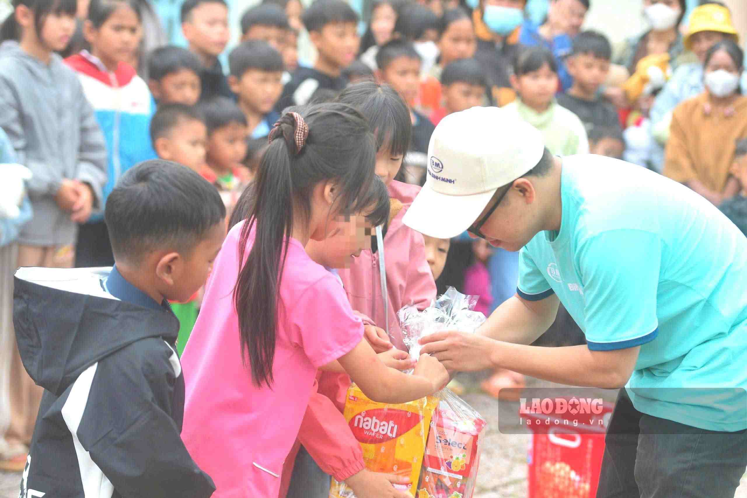 Ban tổ chức trao tặng quà Trung thu cho trẻ em vùng biên giới Quảng Trực. Ảnh chụp ngày 18.9 (Ảnh: Thu Phương)