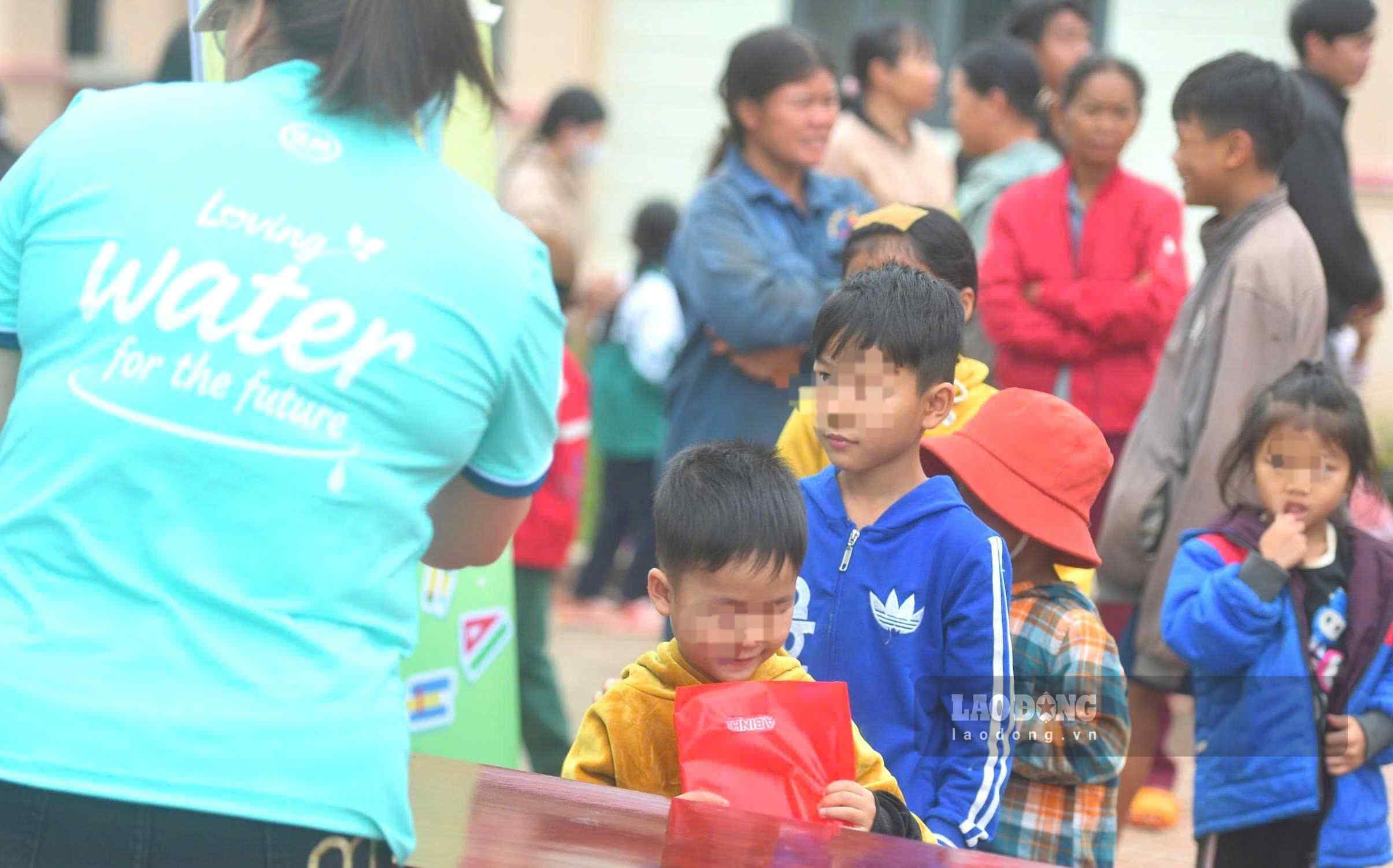 Các cháu thiếu nhi nhận quà Trung thu tại chương trình. Ảnh chụp ngày 18.9 (Ảnh: Thu Phương)