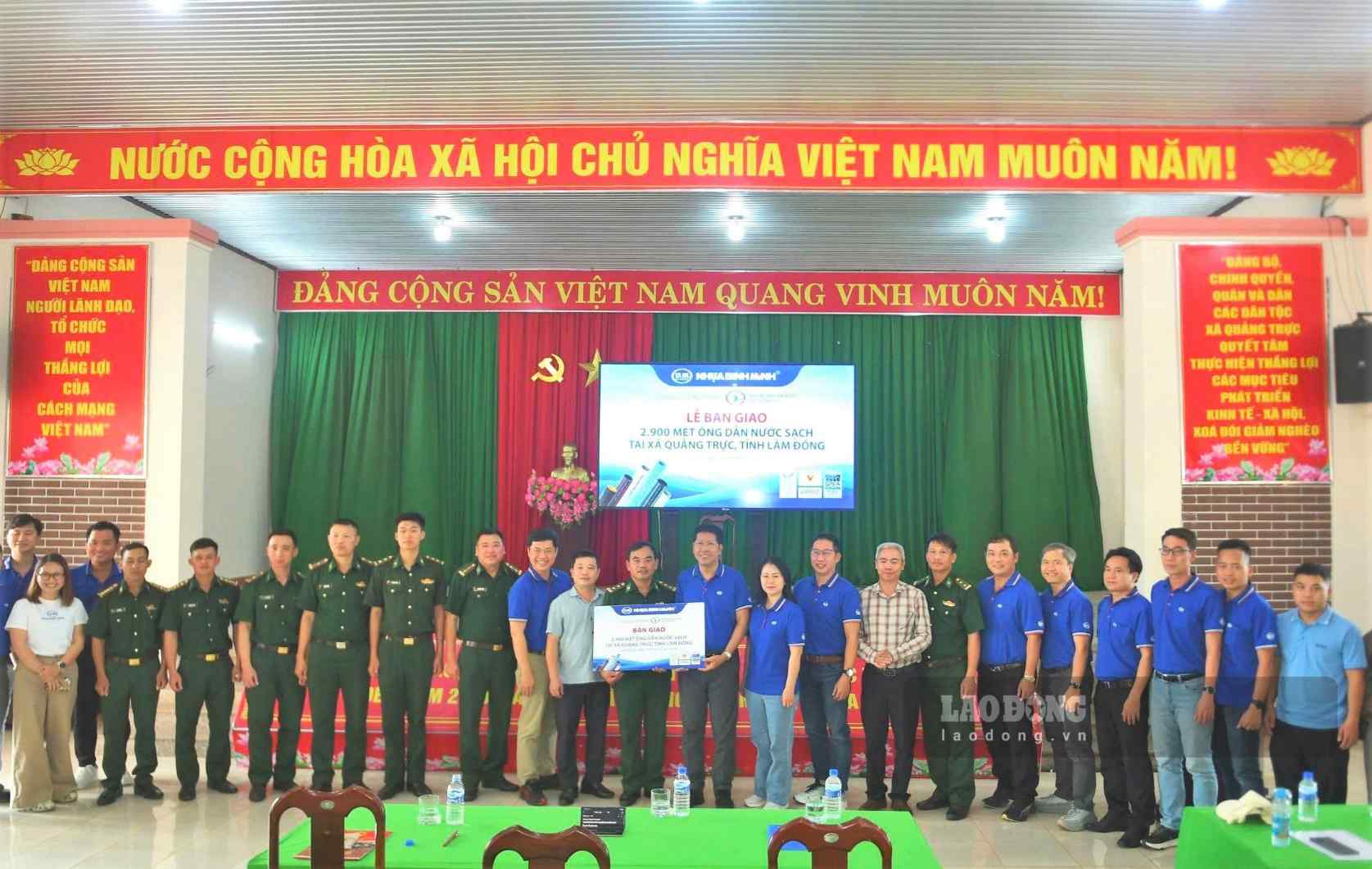 Dong Bien Phong Dak Dang recibe el proyecto de tubería de agua de un patrocinador. Foto tomada el 18 de septiembre (Foto: Thu Phuong)
