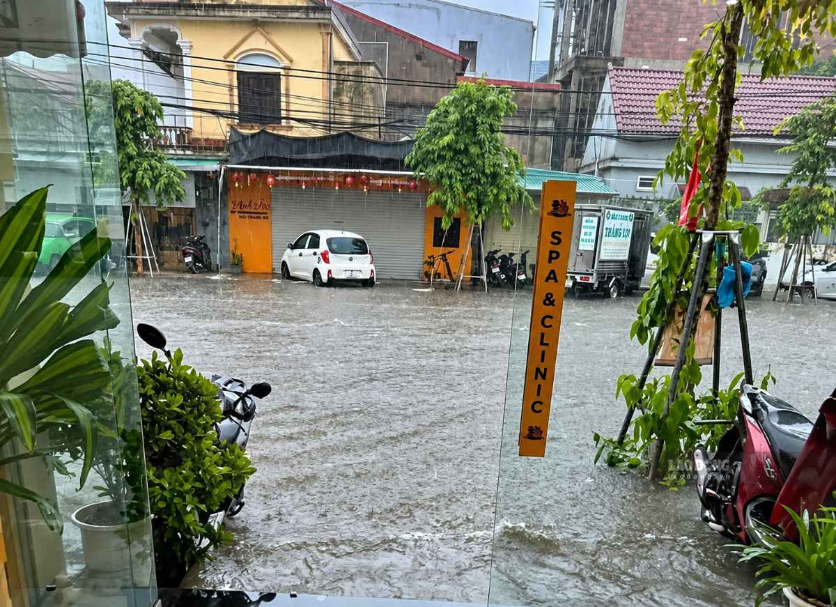 Đường An Dương Vương (phường Trường Vinh) bị ngập vào sáng 19.9. Ảnh: Duy Chương