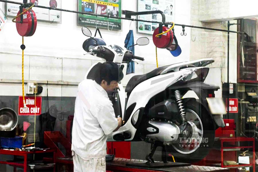 Not revving the engine, changing the oil according to instructions, checking the coolant and periodic maintenance will help the new scooter operate more stably. Photo taken in February 2026: Ha May