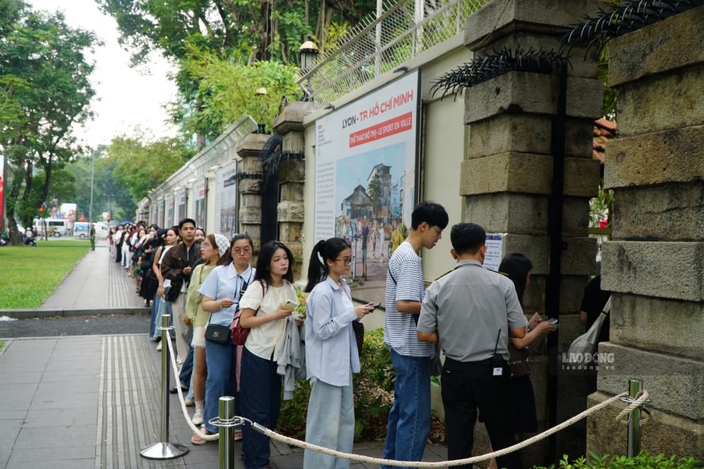 People line up to visit the French Mansion on the only opening day of the year, September 19. Photo: Thanh Chan