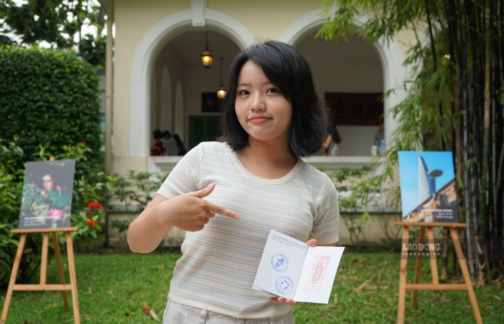 Chị Thùy Trâm (TP Đồng Nai) hào hứng khoe cuốn hộ chiếu di sản sau khi sưu tầm đủ 3 con dấu kỷ niệm. Ảnh: Ngọc Ánh